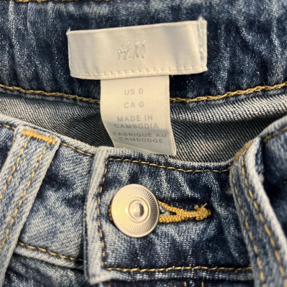H&M 90’s Straight Leg Jean, Size 0. - Picture 2 of 4